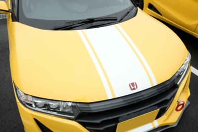 ホンダ S660：カーニバルイエローのボディにセンターストライプと赤バッジを装着し、レーシーな印象となっている