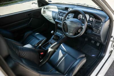 10万ポンド～12万ポンド（邦貨換算約202万円〜242万円で現在も販売中のフォード「エスコートRSコスワース」（C）iconicauctioneers