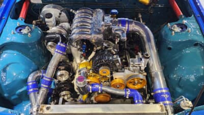 マツダ RX-7:20B・3ローターのトリプルタービン仕様のエンジンルームは圧巻だ。見事に縦に3基のタービンが並ぶ