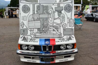 BMW 635CSi：原さんのE24は、1985年のスパ・フランコルシャン24時間耐久レースで優勝したGr.Aマシンのグラフィックを再現した