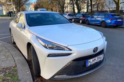 ママチャリで近所を走っているときに見かけたトヨタMIRAI。思わず立ち止まってしまいました