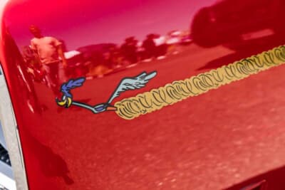 プリムス ロードランナー:ボディサイドにはワーナー・ブラザースのアニメシリーズ「ワイリー・コヨーテとロード・ランナー」に登場するキャラクター「ロード・ランナー」のステッカーが貼られている