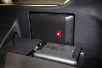 スーパーオートバックス・オーディオテーラー千葉・蘇我インターによるRZ34のシステムはJBLでまとめられている。フロントにセパレート2ウェイスピーカーインストールし、シート後方にサブウーファーを2基セット。純正ディスプレイオーディオにアンプ内蔵DSPを接続してスピーカーを駆動する