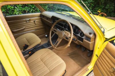 2万〜2万5000ポンド（約420万0000円〜526万0000円）で現在も販売中のトヨタ「カリーナ」（C）iconicauctioneers