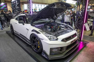 日産 GT-R：HKSのレーシング技術をフィードバックしたエアロパーツも専用品となっており、フロントディフューザーはアップスイープ形状を採用したドライカーボン製だ