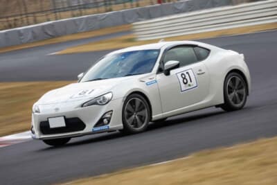 ツァオバークラフトのお客さんの協力により、今回はトヨタ「86」を使って小山選手自らもコースを走行