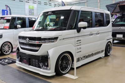 スズキ 3代目 スペーシアカスタム：車名に「カスタム」と表記されるのが納得できるほど、純正でもドレスアップ感が誇示されたデザインが特徴