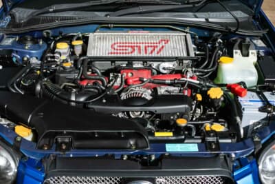 3万2000ポンド〜3万8000ポンド(邦貨換算約674万円〜801万円)で現在も販売中のスバル「インプレッサ WRX STI」(C)iconicauctioneers