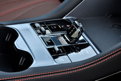 sealion6：シフトレバーは小型でクリスタルのような形状