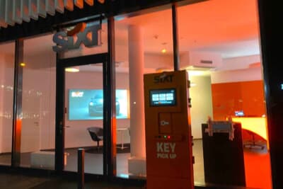  ケルンから8時間以上走り、レンタカー会社には夜中に到着。キーはボックスに入れるだけなので、返却もスムース