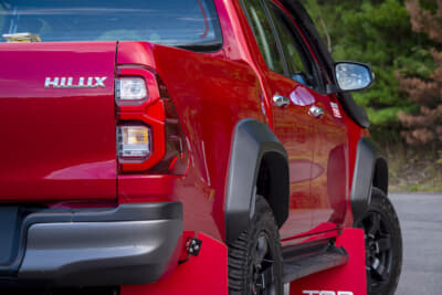 TRD_HILUX：前後オーバーフェンダーや足まわりパーツで構成するスーパーワイドトレッドキットを装着