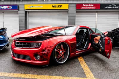 シボレー カマロSS：左右のドアが後ろヒンジで開閉し、ボンネットはリフトアップするカスタムが施されている