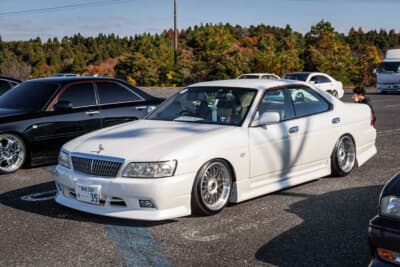 日産8代目ローレル：1997年から2003年まで生産された8代目「ローレル」。エアロと足まわりを中心にカスタムが施されている