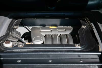 3万7083英ポンド（邦貨換算約約783万円）で落札されたルノー「スポール クリオV6」（C）iconicauctioneers