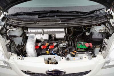 スバル プレオ：エンジン本体はレギュレーションによりノーマル。エアクリーナーはエンジンルームの熱を吸わないよう純正を使い、さらに耐熱布も貼り付けるなど工夫している。パワーよりも耐久性を重視した