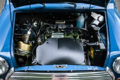 1万7438英ポンド（邦貨換算約362万円）で落札されたオースティン「ミニ クーパー マークII」（C）iconicauctioneers
