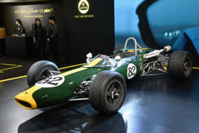 1965年にジム クラークがインディ500で勝った時のゼッケン82をつけた、ロータス41。特別仕様車ロータス エミーラ ジム・クラークエディションのモチーフとなったクラークの乗ったロータス38とは異なるが、非常に印象的な展示となっていた。