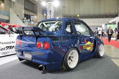 スズキ ツイン：CGによってミニR32GT-Rとしてデザイン化。正確な寸法まで割り出し、完全に装着可能なボディキットにするべく、取り付け位置も含めて設計する。それをCNCマシン（数値制御による精密工作機械）に読み込ませてボディの原型を削り出し、FRPを巻いてCGのデザインとおりのボディを完成させた