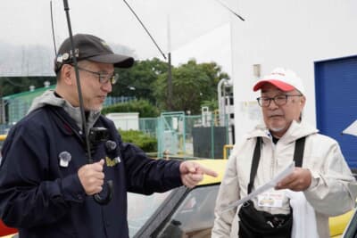 ホンダ ビート：BSミーティングを含め各地のイベントで知り合うオーナーたちとの交流を楽しむ濱砂さん。車中泊仕様バージョン1と見比べているなかのひとコマ