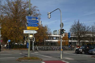 スープラの開発事務所と、多田さん行きつけのカフェを結ぶ交差点