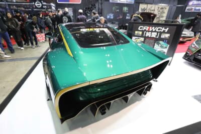 日産 RZ34 フェアレディZ：FRPではなく、あえてのアルミパネルベースで成形したワンオフのワイドフェンダーの造形は、全幅2m超えのド迫力ボディ