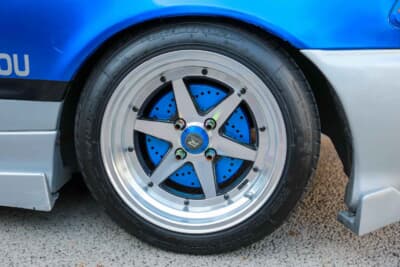 トヨタ セラ：ホイールは定番デザインの6本スポークを選択。センターキャップ、ディスクローター、ホイールナットも同系色で統一