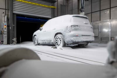 新型 GLBコールドチャンバーテスト：風洞スピード18km/h、温度－20.0℃、湿度76.3％H。ローリングロードで移動状態をシミュレーション