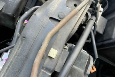 点検作業中に、同じく樹脂製のボンネットステークリップまで砕けてしまった