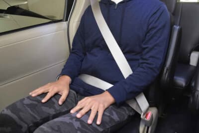 選挙運動用自動車については、道路交通法施行令第26条の3の2第1項第8号の規定により、運転手及び運転席以外に乗車する者に対しては、シートベルトの着用義務から除外されています