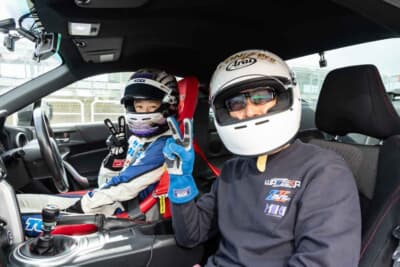 ツァオバークラフト主催ドライビングスクール＆走行会：大人気だった同乗体験走行。思い出つくりにもなるが、講義で習ったことを体感できることが最大のメリット