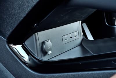 sealion6：センターコンソール下にUSBソケットと12V電源がある