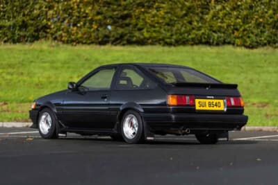 3万5000ポンド〜4万5000ポンド（約740万円〜約950万円）で現在も販売中のトヨタ「カローラ レビン」（C）iconicauctioneers