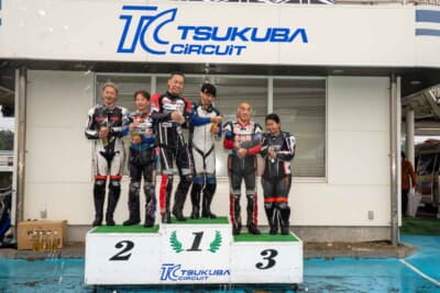 参加者は老若男女を問わず幅広い。2輪や4輪のレース経験がない人も少なくない。別の回で解説するがコストも決して高くはない