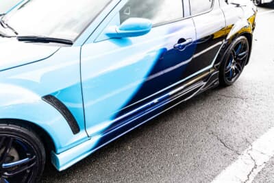 薄いブルーからブラックにいたるグラデーションが特徴のひとつ