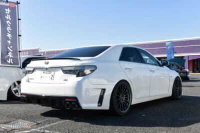 トヨタ2代目マークX：足まわり、マフラーを交換し、純正のスポーティな外観をさらに向上させている