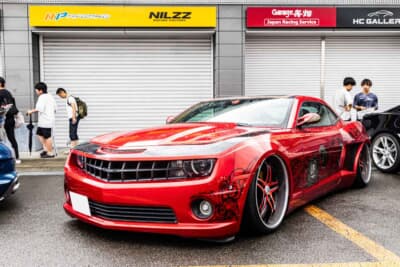 シボレー カマロSS：フェンダーの加工とエアサスでワイド＆ローフォルムを実現