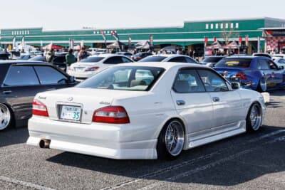 日産8代目ローレル：傾斜角が強い前後ピラーデザインや搭載したエンジンの影響で、8代目は先代よりもスポーティで洗練されたイメージとなった。サイドはURAS製を装着