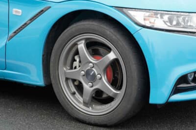 ホンダ S660:ホイールはエンケイPF05。あまり履いている人がいないのもお気に入りだそうだ。ブレーキローターの赤のワンポイントもこだわり