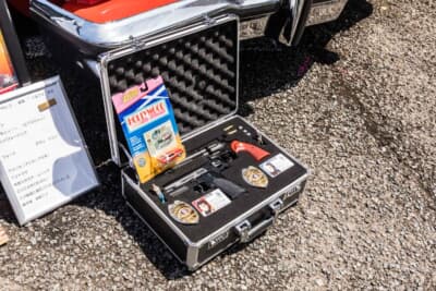 フォード グラントリノ：劇中で主人公のふたりが使用していた銃（当然レプリカ）や警察手帳、バッジなどのグッズに加え、当時の新聞の切り抜きや撮影時のスナップなどをまとめて展示している