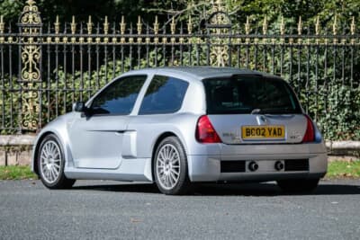 3万7083英ポンド（邦貨換算約約783万円）で落札されたルノー「スポール クリオV6」（C）iconicauctioneers