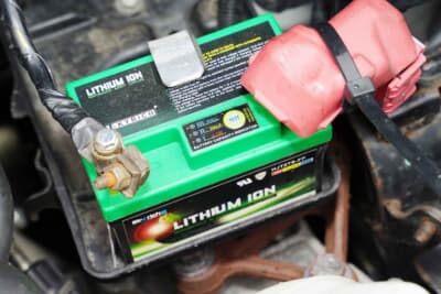 スバル プレオ：バッテリーはお約束の軽量タイプを使用。ただし車重を削れる部分はまだあると考えており、安全性に影響のない範囲で削ぎ落としていく