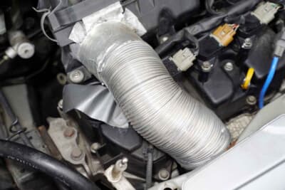 ダイハツ ミラ:エアクリーナーは遮熱のため純正ボックスを使い、ダクトを引き冷えた外気を取り入れる