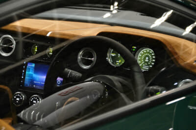 ケータハム プロジェクトV：3人乗りから4シーターへとレイアウトを変更。メーターやエアコン吹き出し口など丸型をモチーフとしたデザインが施されたインストルメントパネル