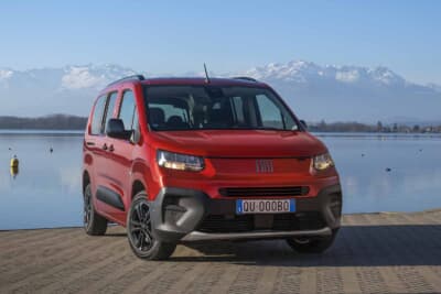 フィアットQUBO L:ブランド唯一のディーゼルパワーに加え、ガソリン、BEVモデルもラインアップ