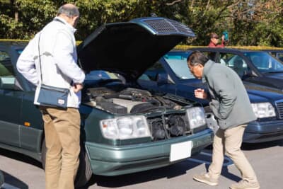 ボンネットを開けて、各オーナーのメンテナンス状態などを語り合う姿も多く見られた