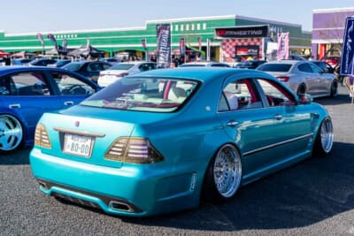 トヨタ12代目クラウン：フェンダーは鈑金加工を施しフロントで3cm、リアは5cmほど広げている。ノーマルの部分が見当たらない圧巻のフルカスタム車だ