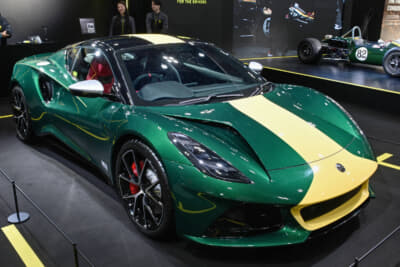 ロータス エミーラ：「エミーラ・クラーク エディション」とともにブースには、往年のフォーミュラマシンが並ぶ
