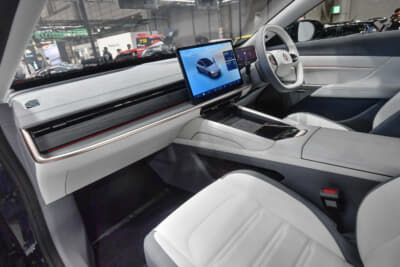 MONSTER SPORT 007 RACING CONCEPT：ダッシュボード中央にメインディスプレイ、運転席前にもメーターディスプレイを備え、コラムシフトを採用