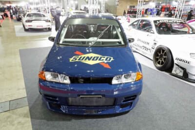 スズキ ツイン：バンパー、フェンダー、ボンネット、テールまわり、トランクフード、リヤスポイラーなどをR32GT-Rのデザインに落とし込んだ。ヘッドライトなどはサイズの関係でデフォルメが不可能だったため、バンパーと一体成型で製作し、ライト部分のみをクリアにしてLEDプロジェクターを取り付けている