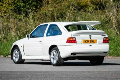 10万ポンド～12万ポンド（邦貨換算約202万円〜242万円で現在も販売中のフォード「エスコートRSコスワース」（C）iconicauctioneers